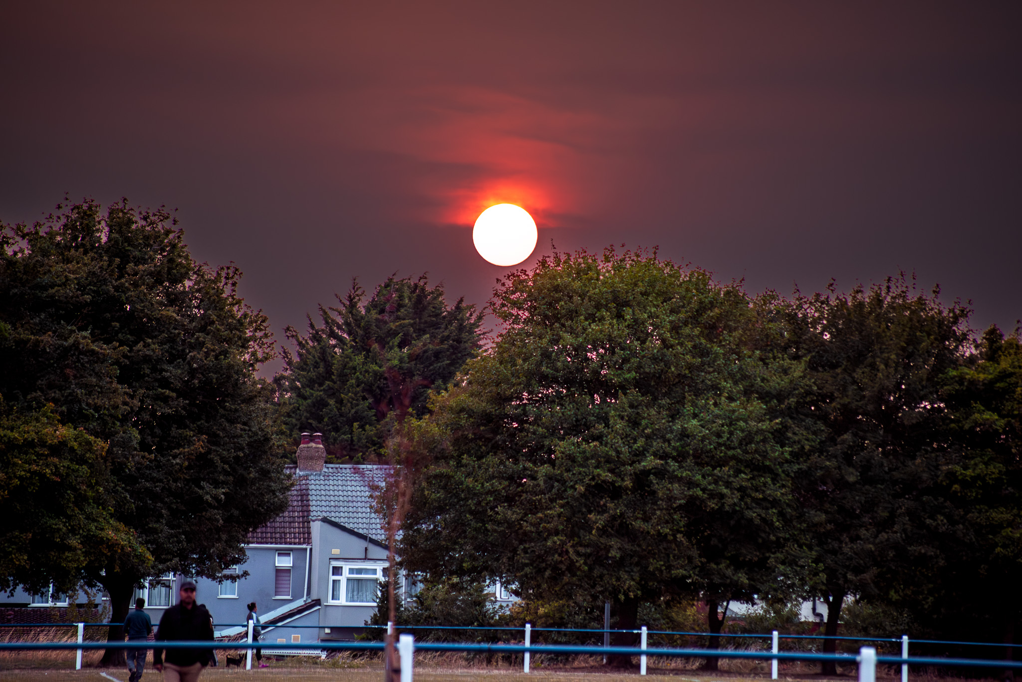 Fiery sunset over rooftops in Luton after August 2025 UK heatwave